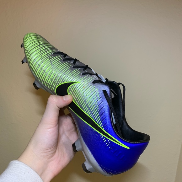 Nike Soccer Cleats - Picture 5 of 8